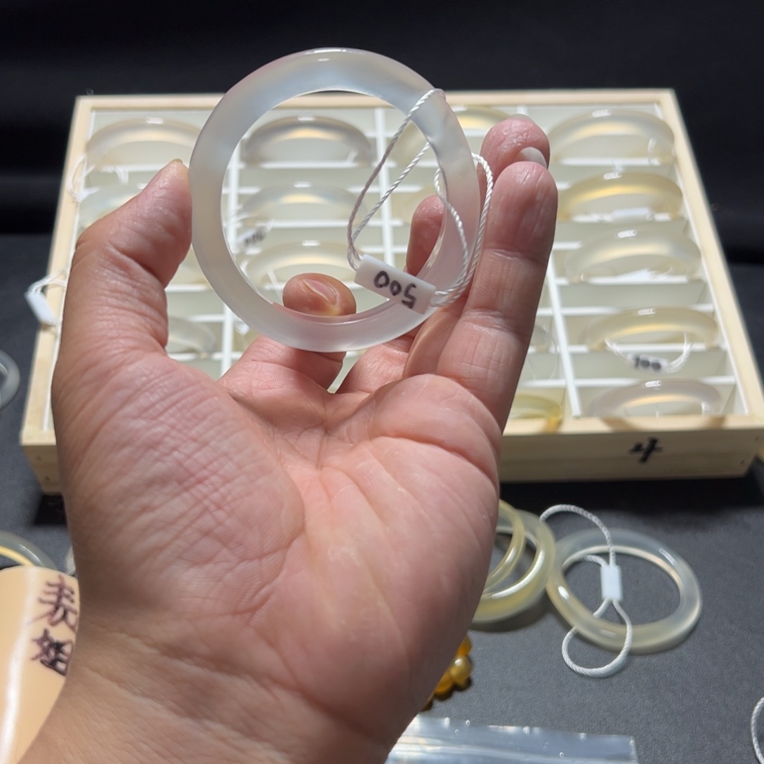 玛瑙/玉髓手镯未镶嵌小****?