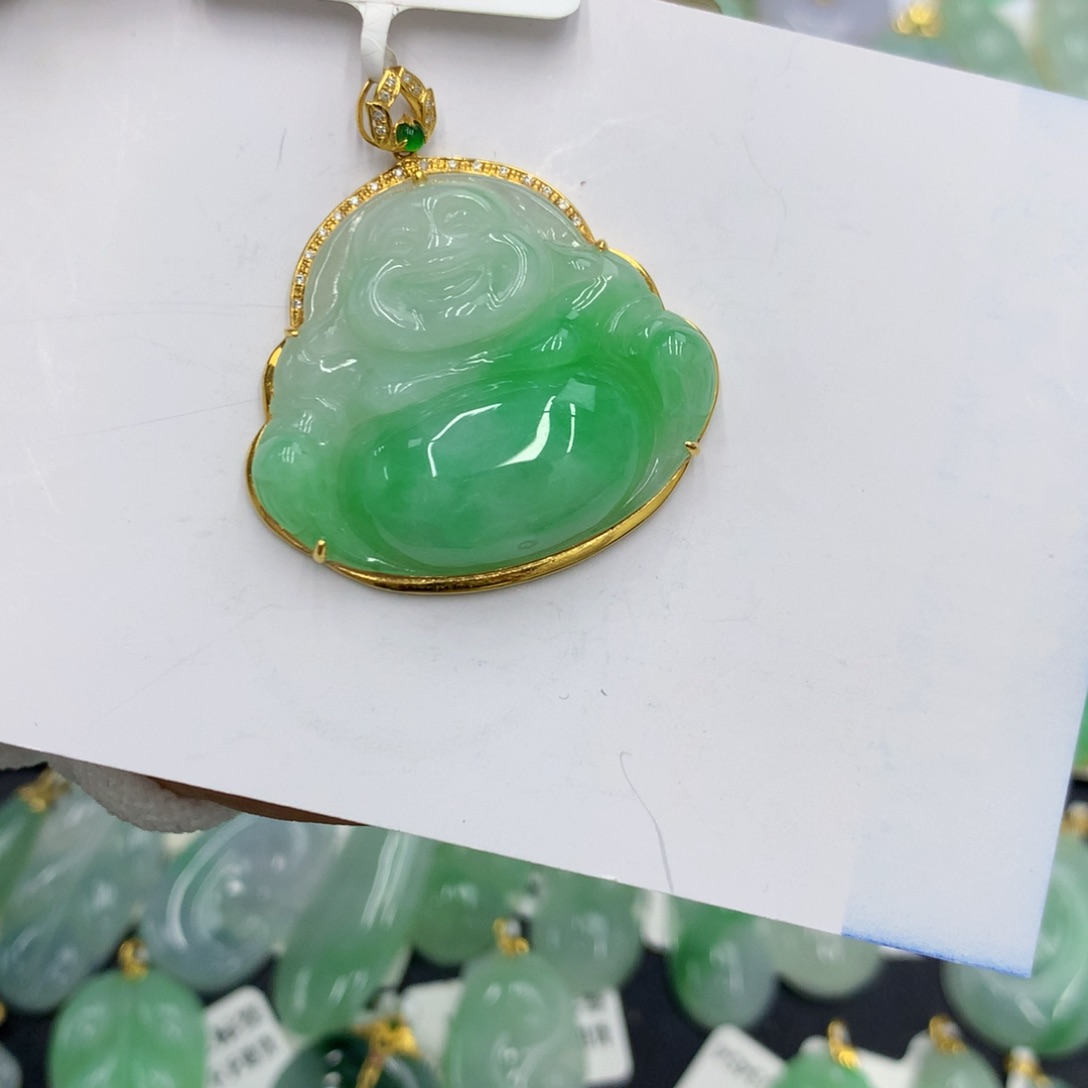 翡翠18K金镶嵌颈饰红**翡翠