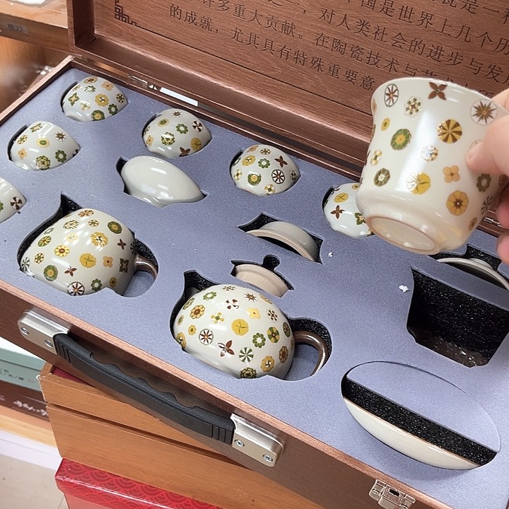 孤品茶具套装等。            