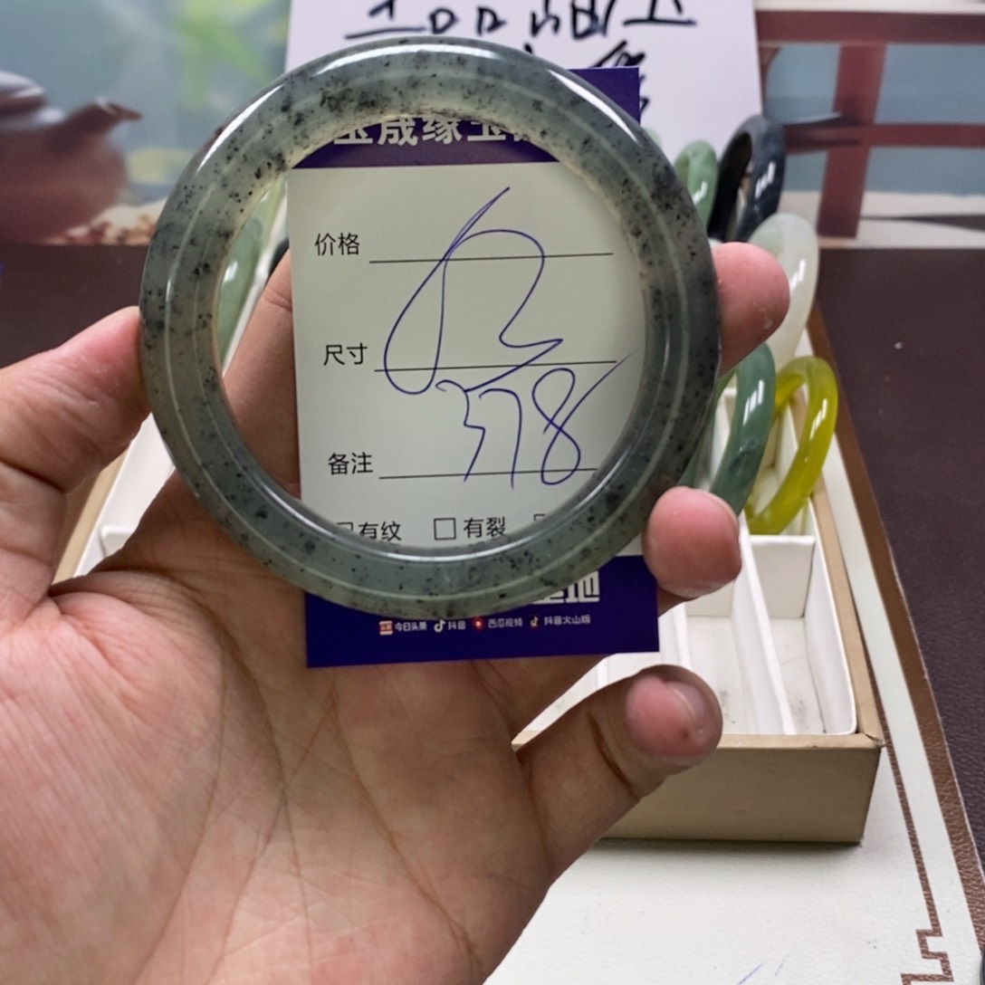 蛇纹石玉手镯未镶嵌