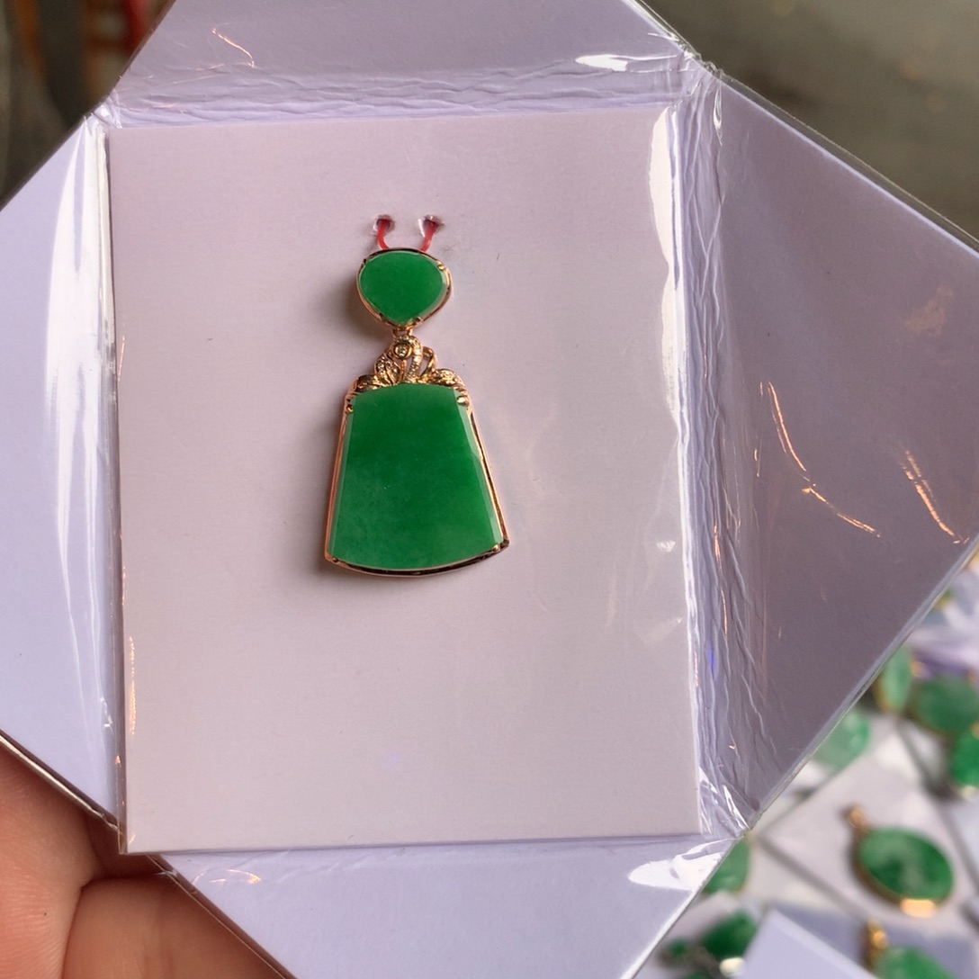 翡翠18K金镶嵌颈饰无事牌