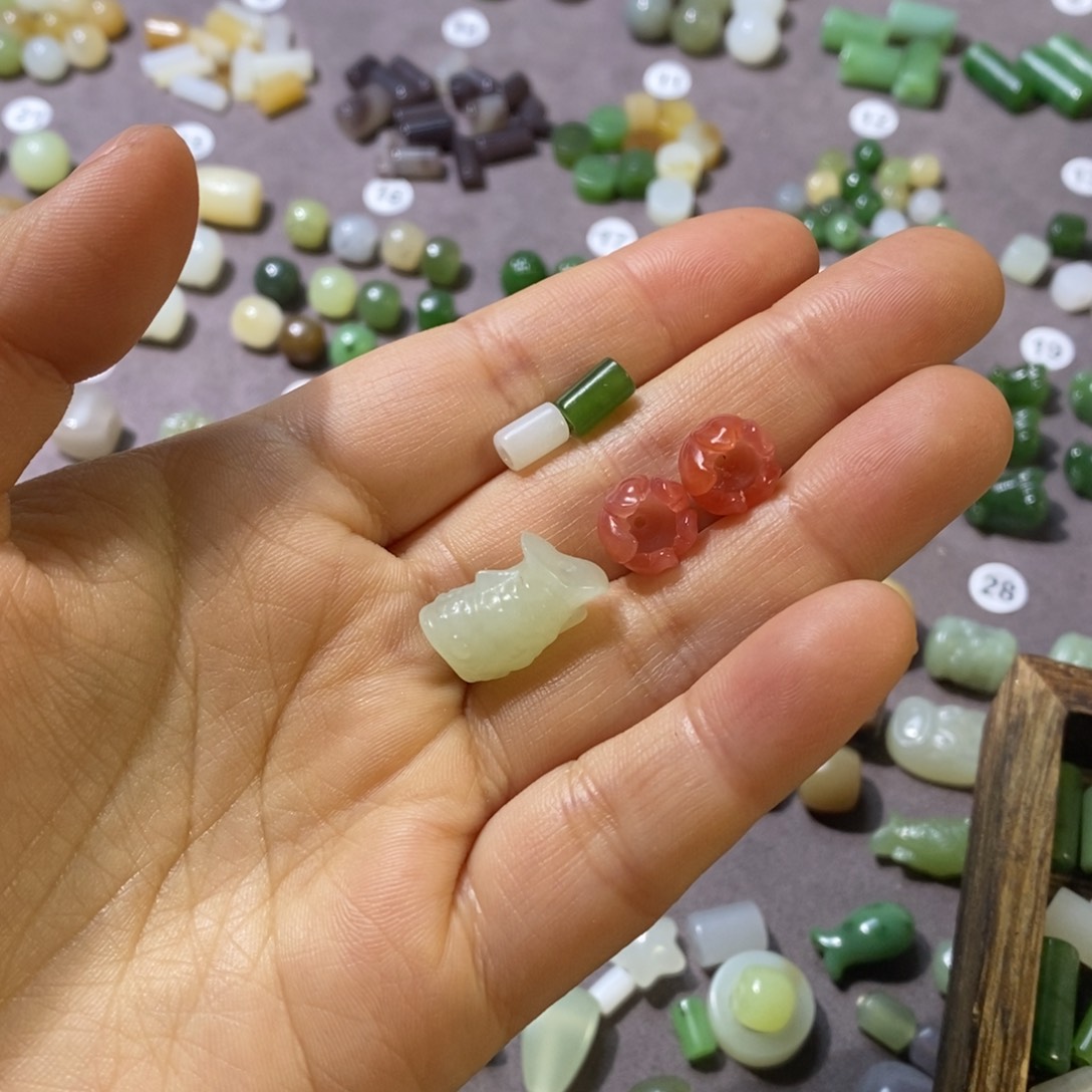 ღ****和田玉未镶嵌车挂