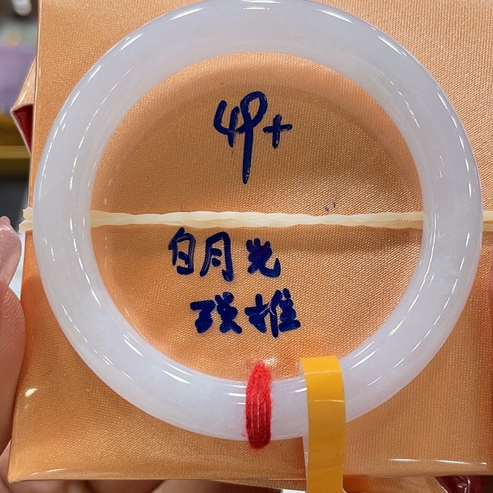 翡翠手镯未镶嵌翡翠手镯