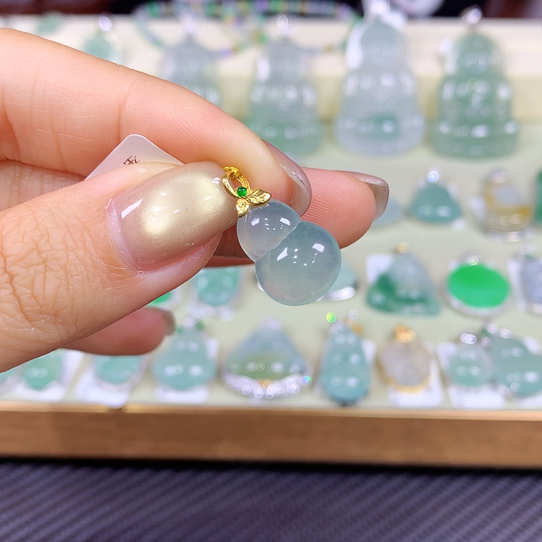 鱼***瓜翡翠18K金镶嵌颈饰葫芦