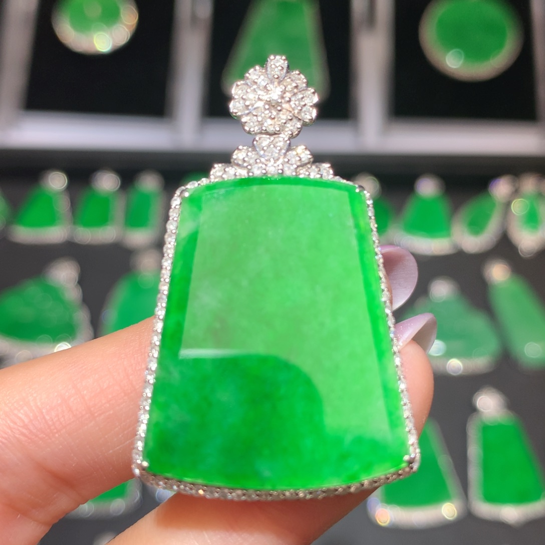 翡翠颈饰18K金镶嵌翡翠