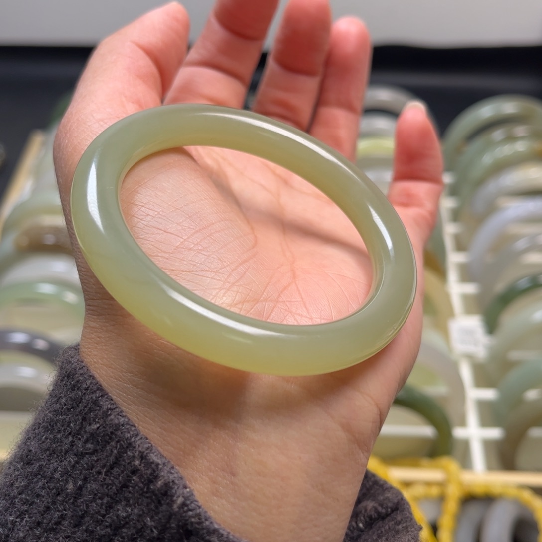 星***.和田玉未镶嵌手镯53.2圈