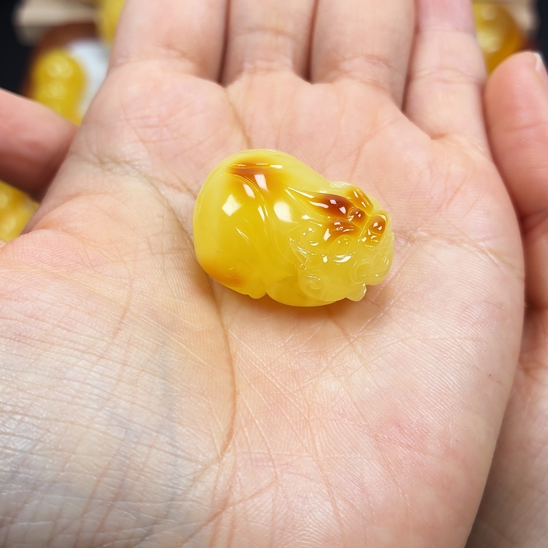 蜜蜡未镶嵌颈饰焦皮浓蜡妖花貔貅