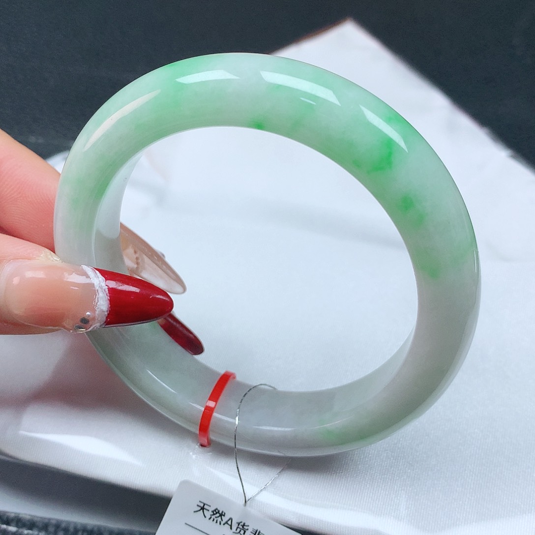 翡翠手镯未镶嵌56圈