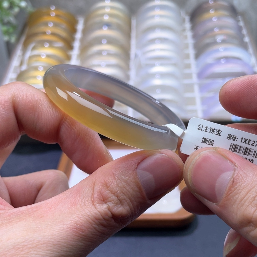 玛瑙/玉髓手镯未镶嵌53.6一口金