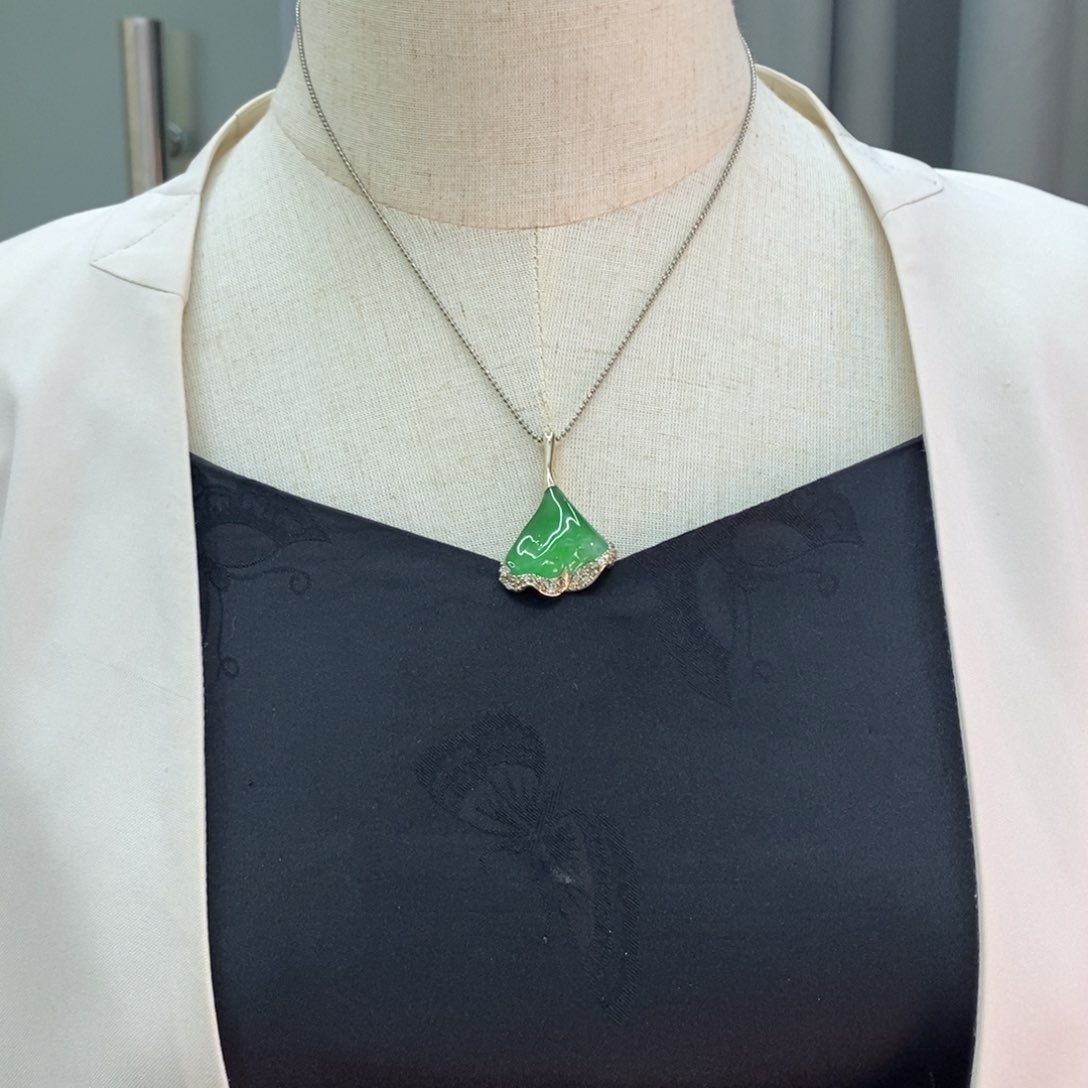 翡翠颈饰18K金镶嵌甜绿银杏叶吊坠