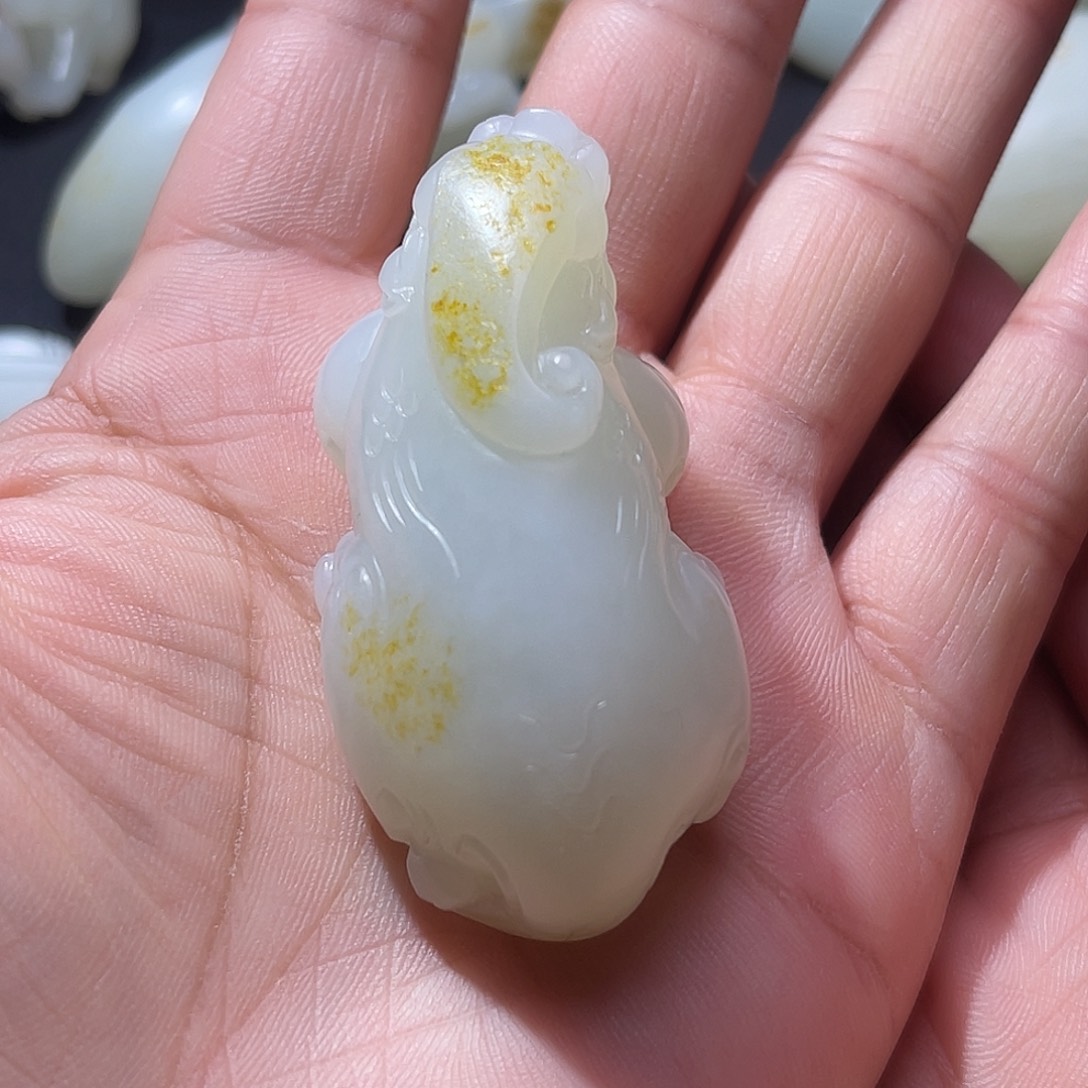 ****儿和田玉未镶嵌颈饰