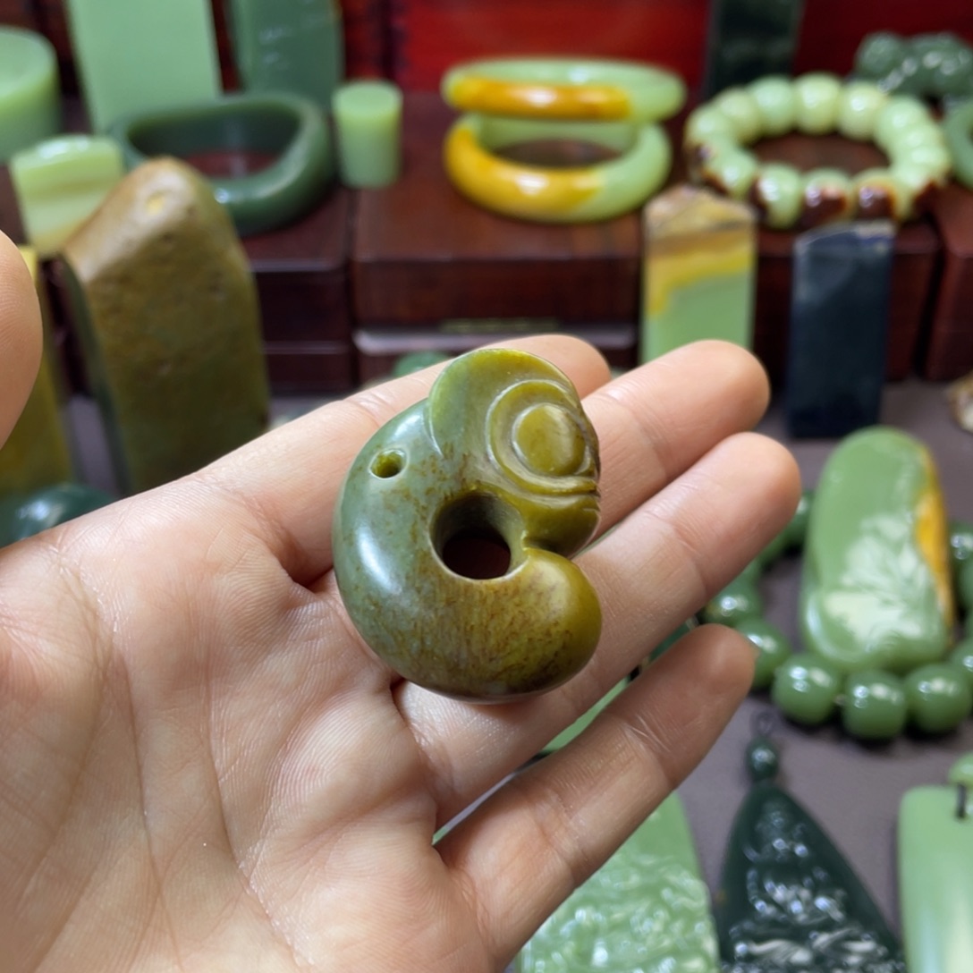 寻***人岫岩老玉（透闪石质玉）未镶嵌车挂