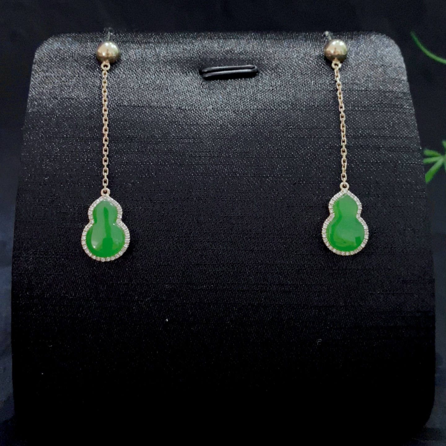 和田碧玉苹果绿葫芦耳坠18k金镶嵌款式精致时尚