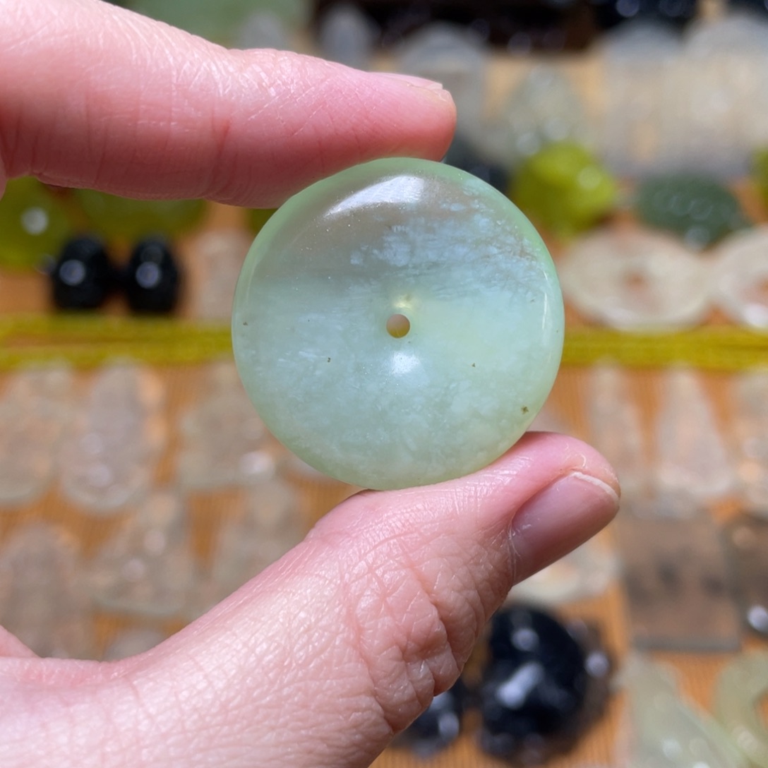 蛇纹石玉吊坠未镶嵌