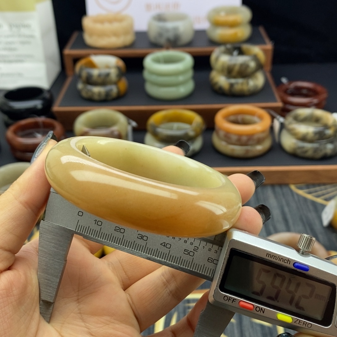 石英质玉未镶嵌手镯