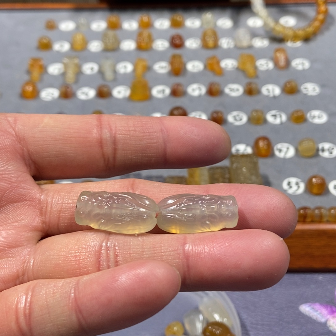 金***起玛瑙/玉髓合金颈饰蝉