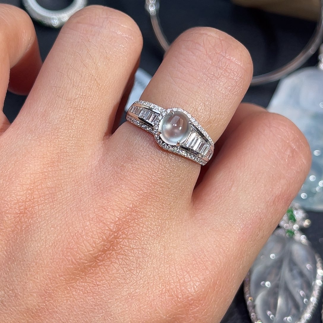 翡翠18K金镶嵌戒指蛋面