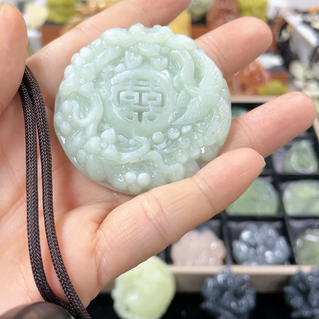 蛇纹石玉颈饰未镶嵌