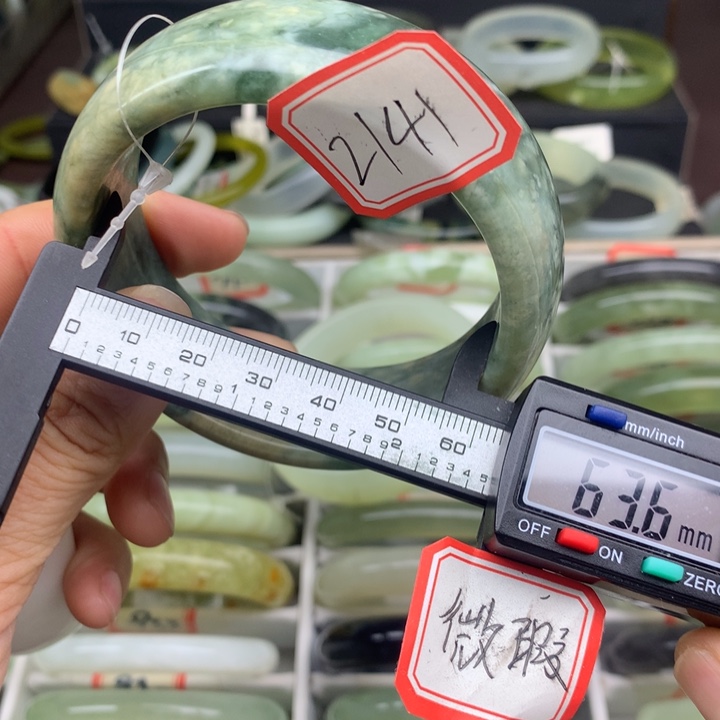 天***清蛇纹石玉未镶嵌手镯2141