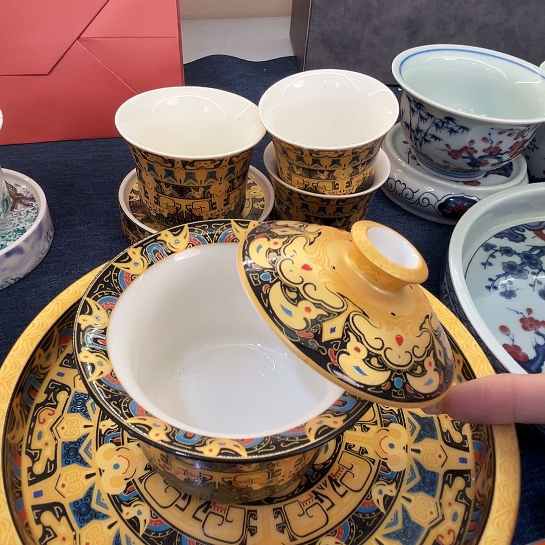 这些盖碗很漂亮我很喜欢！！！