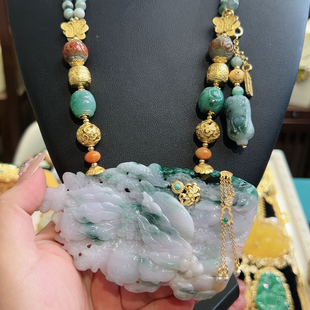 翡翠颈饰未镶嵌古风