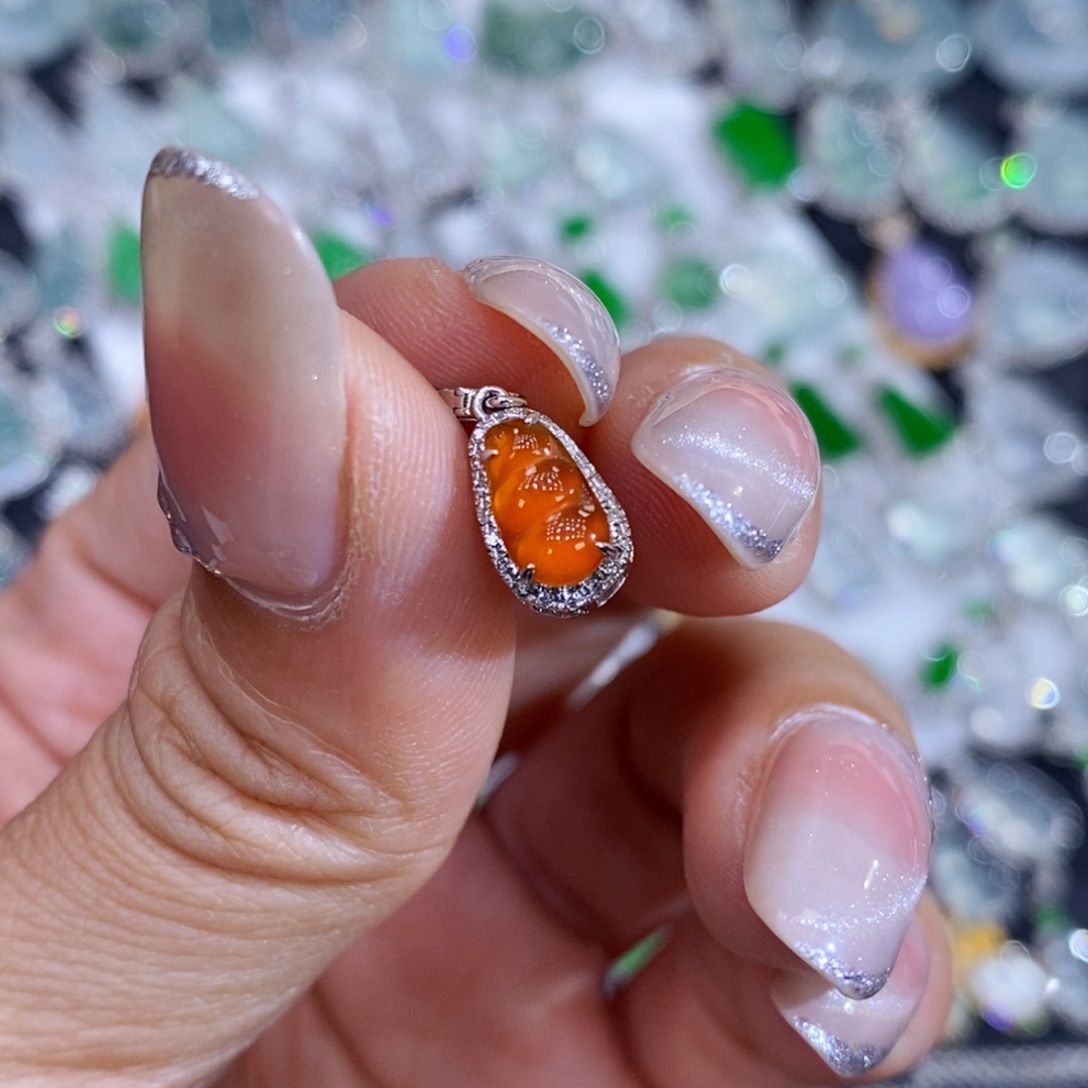 翡翠18K金镶嵌颈饰