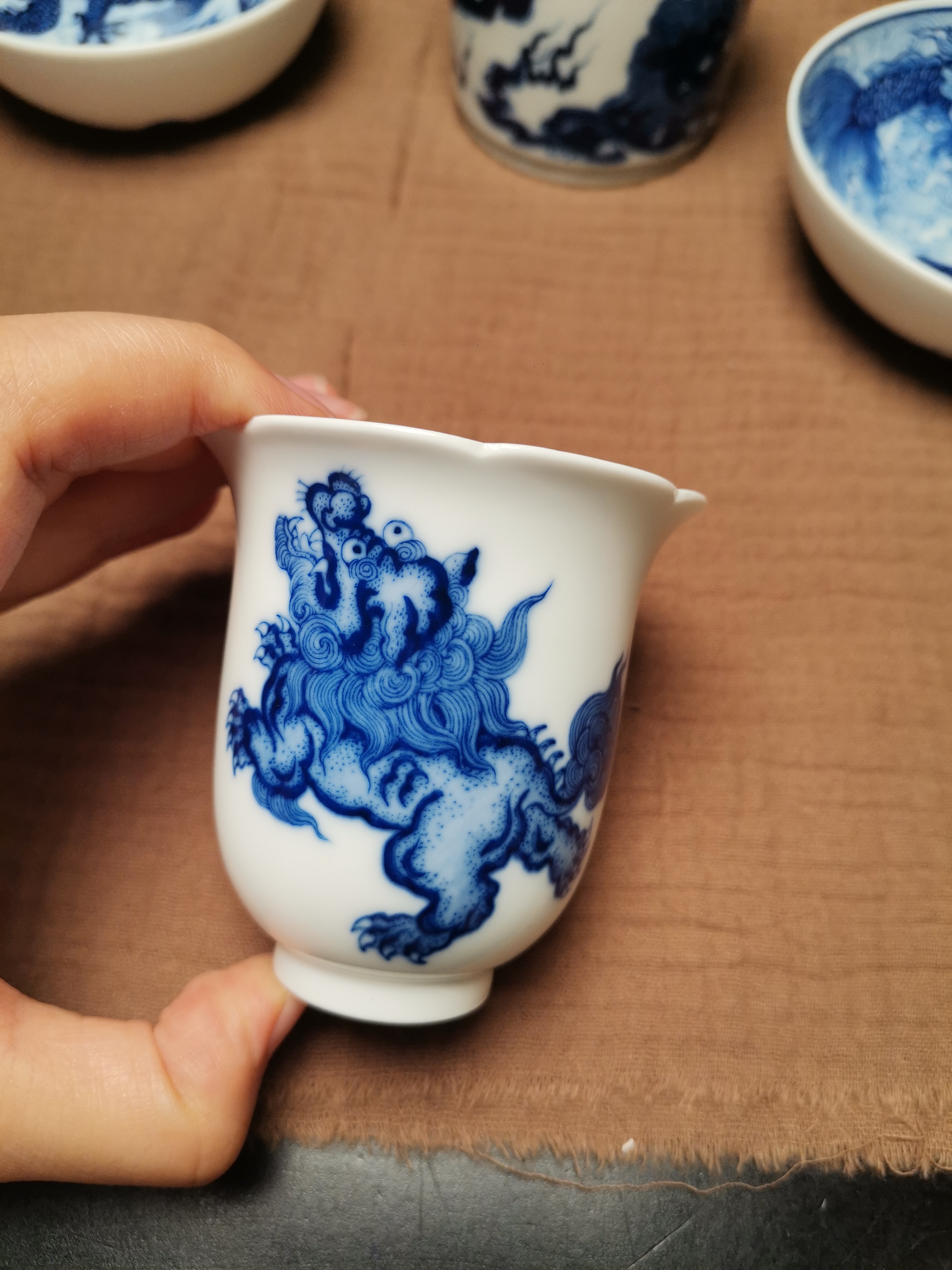 景德镇手绘狮子葵口闻香杯（微瑕，底部有两个缩釉点）