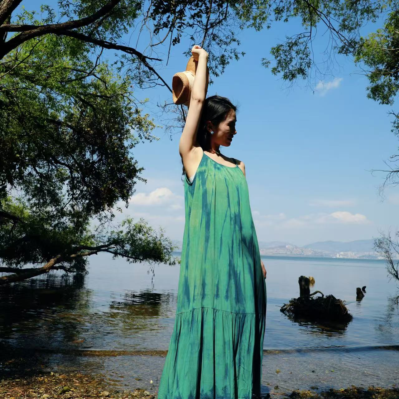 【大理蓝窝】复古绿吊带连衣裙中长款纯手工植物扎染气质慵懒沙滩风
