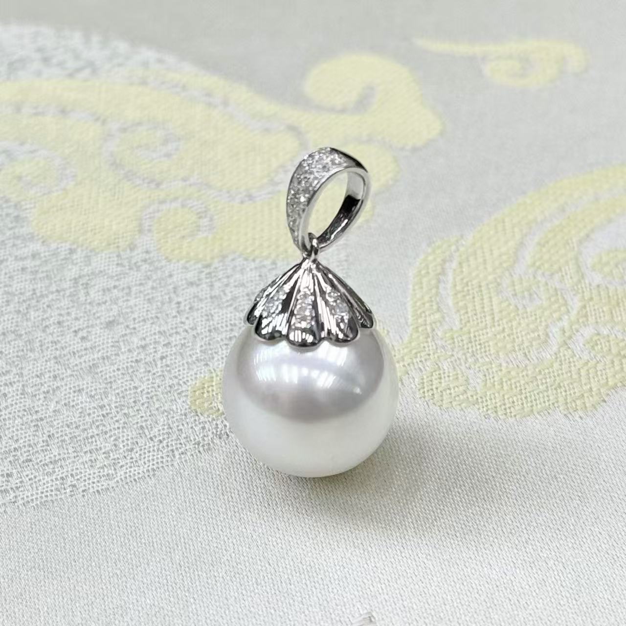 18K金+钻石 澳白凤凰花形吊坠 14-15mm