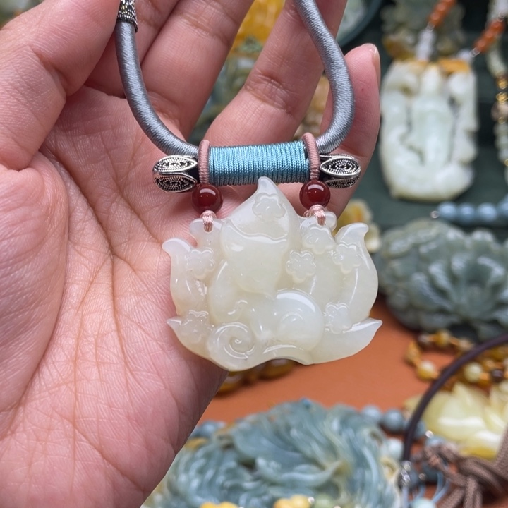 蛇纹石玉吊坠合金