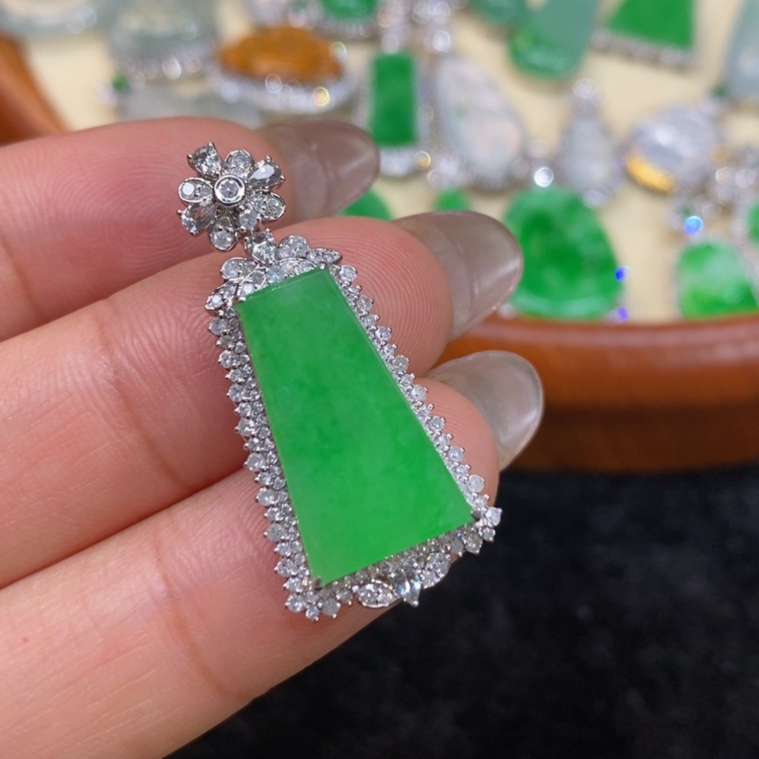 翡翠吊坠(赠链)18K金镶嵌