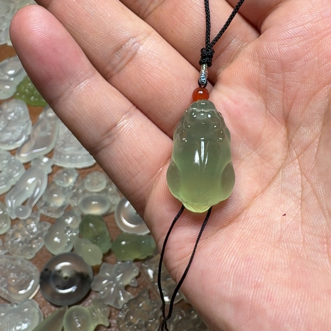 岫玉未镶嵌颈饰吊坠