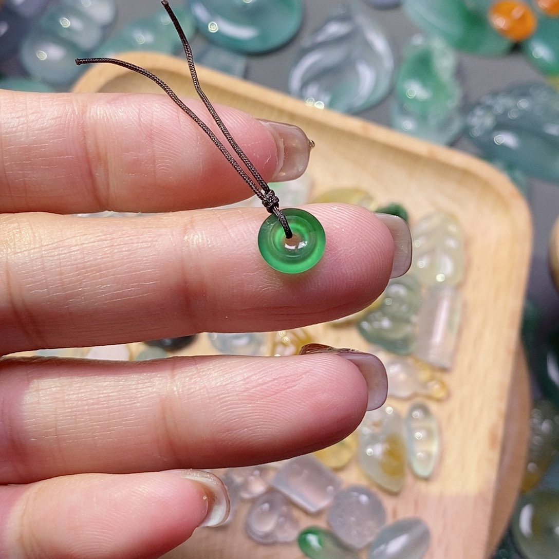 翡翠颈饰未镶嵌翡翠
