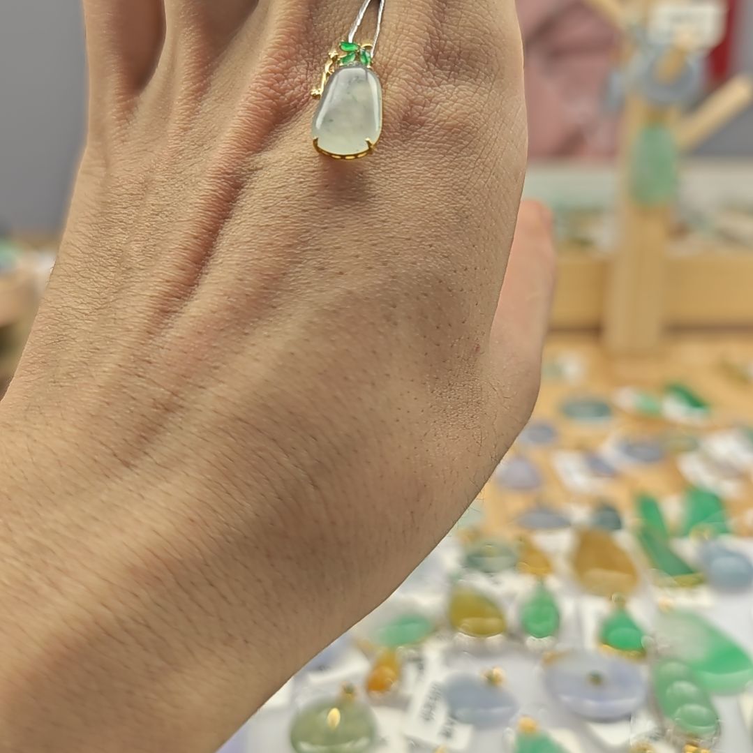 翡翠18K金镶嵌颈饰