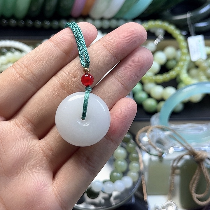 颈饰未镶嵌石英质玉