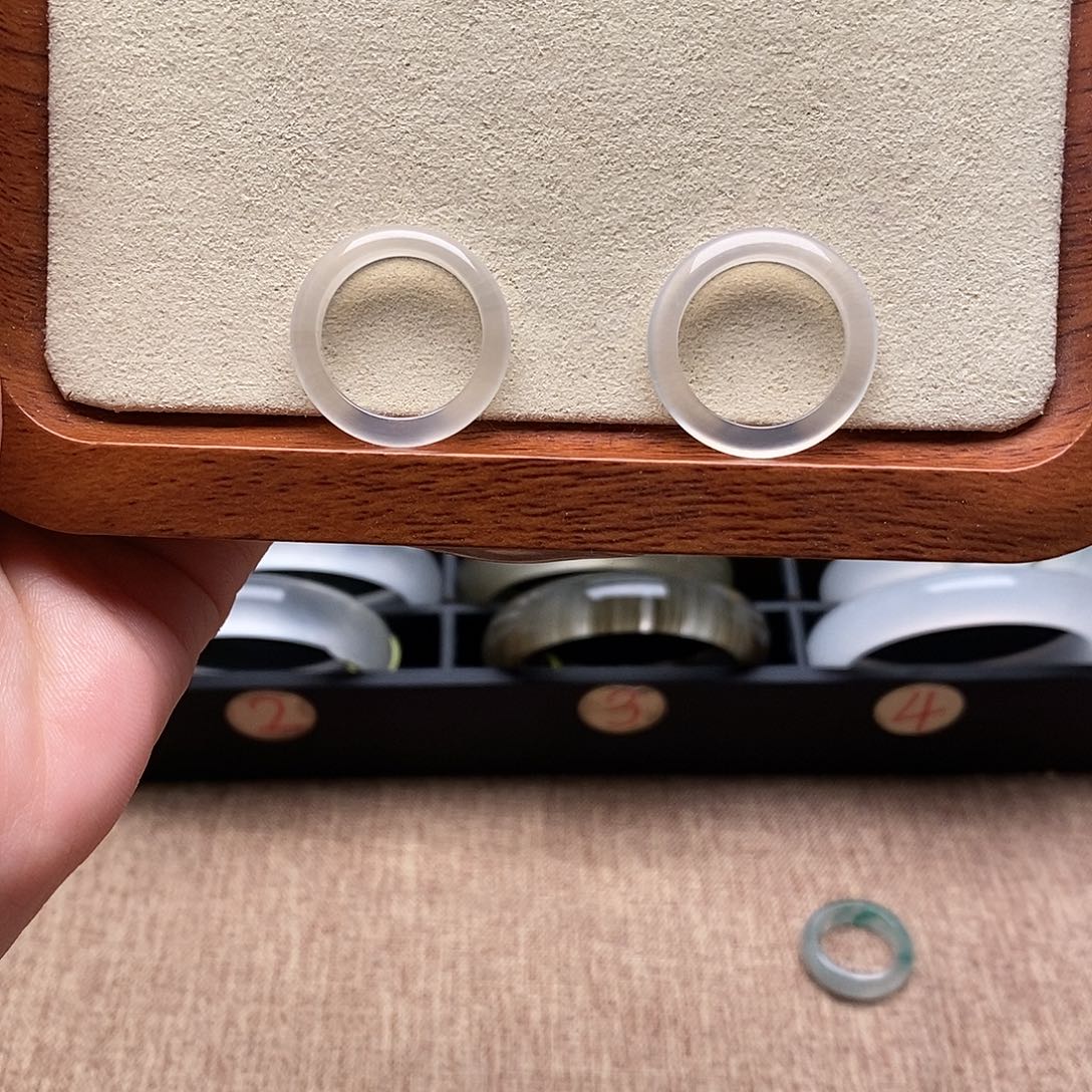 听***梦石英质玉未镶嵌戒指