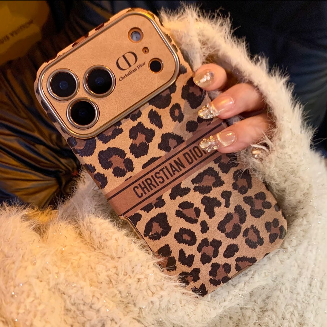 {Hello壳壳}豹纹棕色字母全包镜头皮质软边适用苹果13-17手机壳