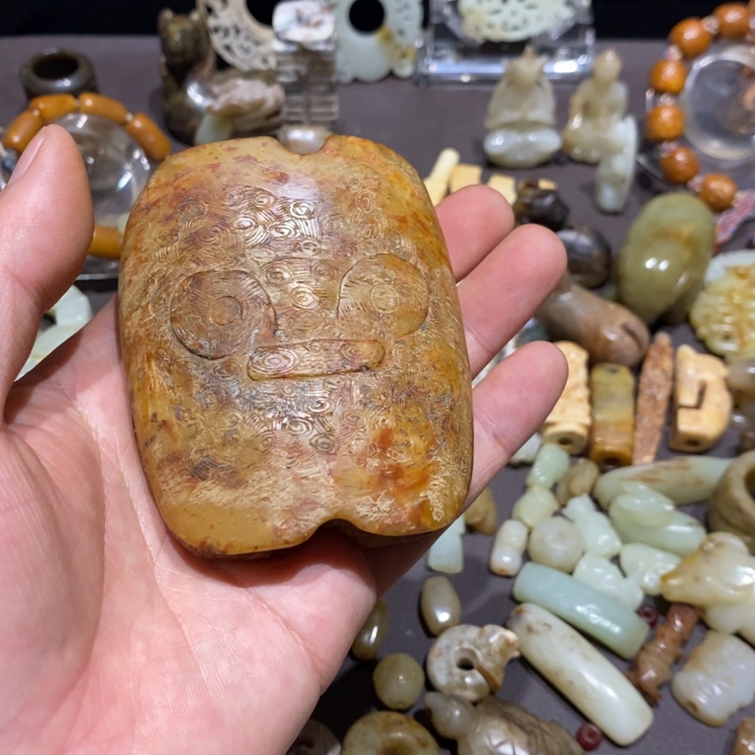 天***易石英质玉（黄龙玉）合金颈饰