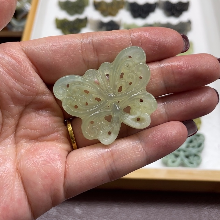 蛇纹石玉未镶嵌颈饰