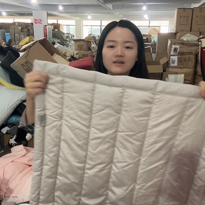 灰色沙发垫70*180。   就一个