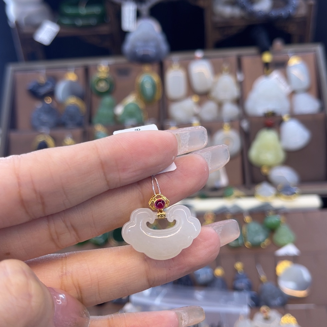 和田玉吊坠18K金镶嵌闭****鱼