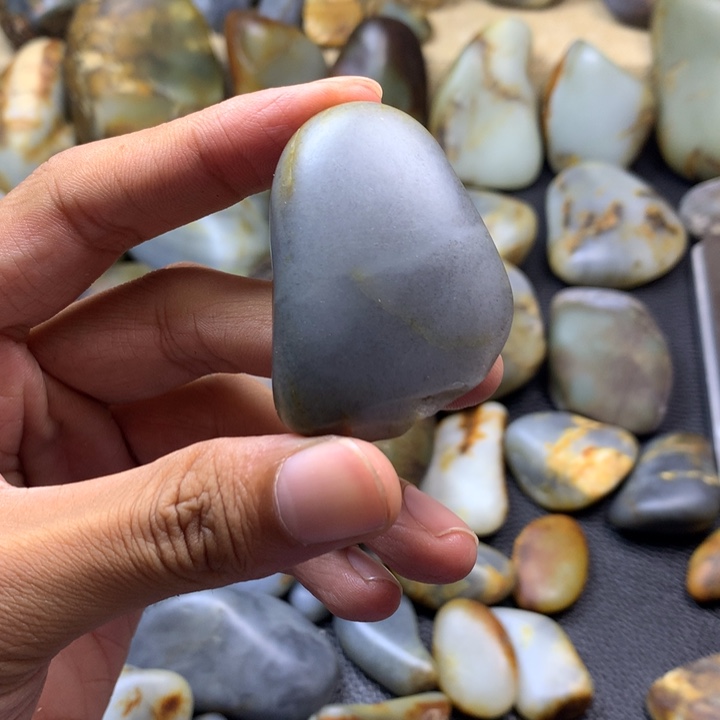 和田玉未镶嵌颈饰染*沫