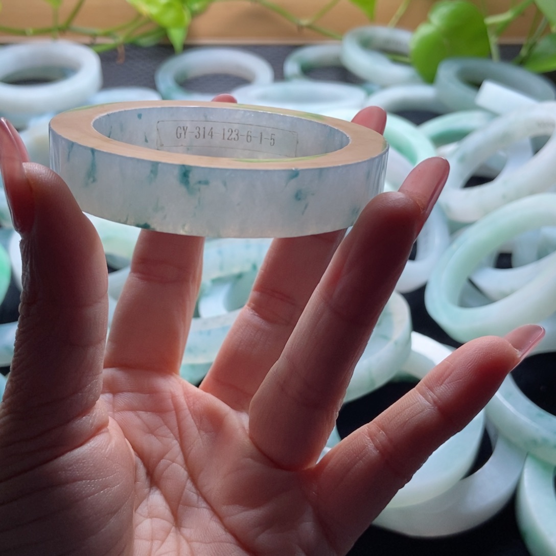 未镶嵌手镯定制翡翠精**猪