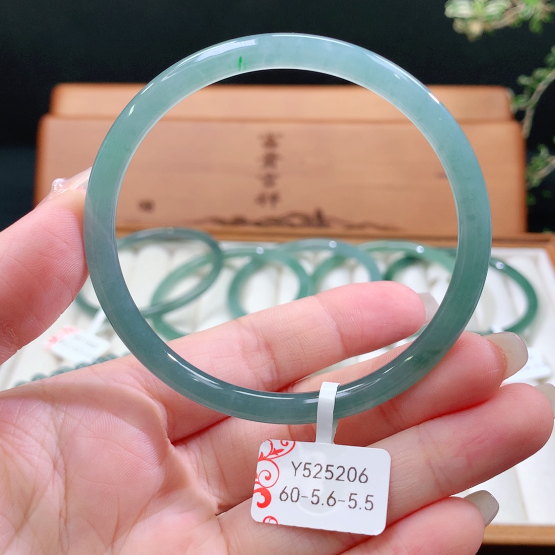 翡翠手镯未镶嵌天然