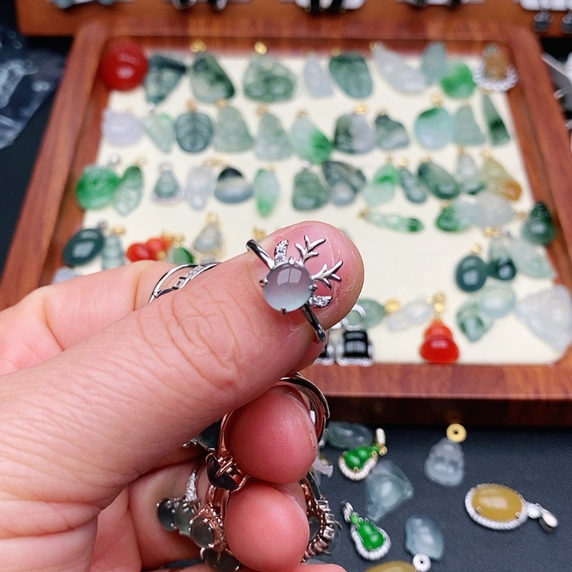 【闪购商品】翡翠戒指银S925镶嵌?**步戒指