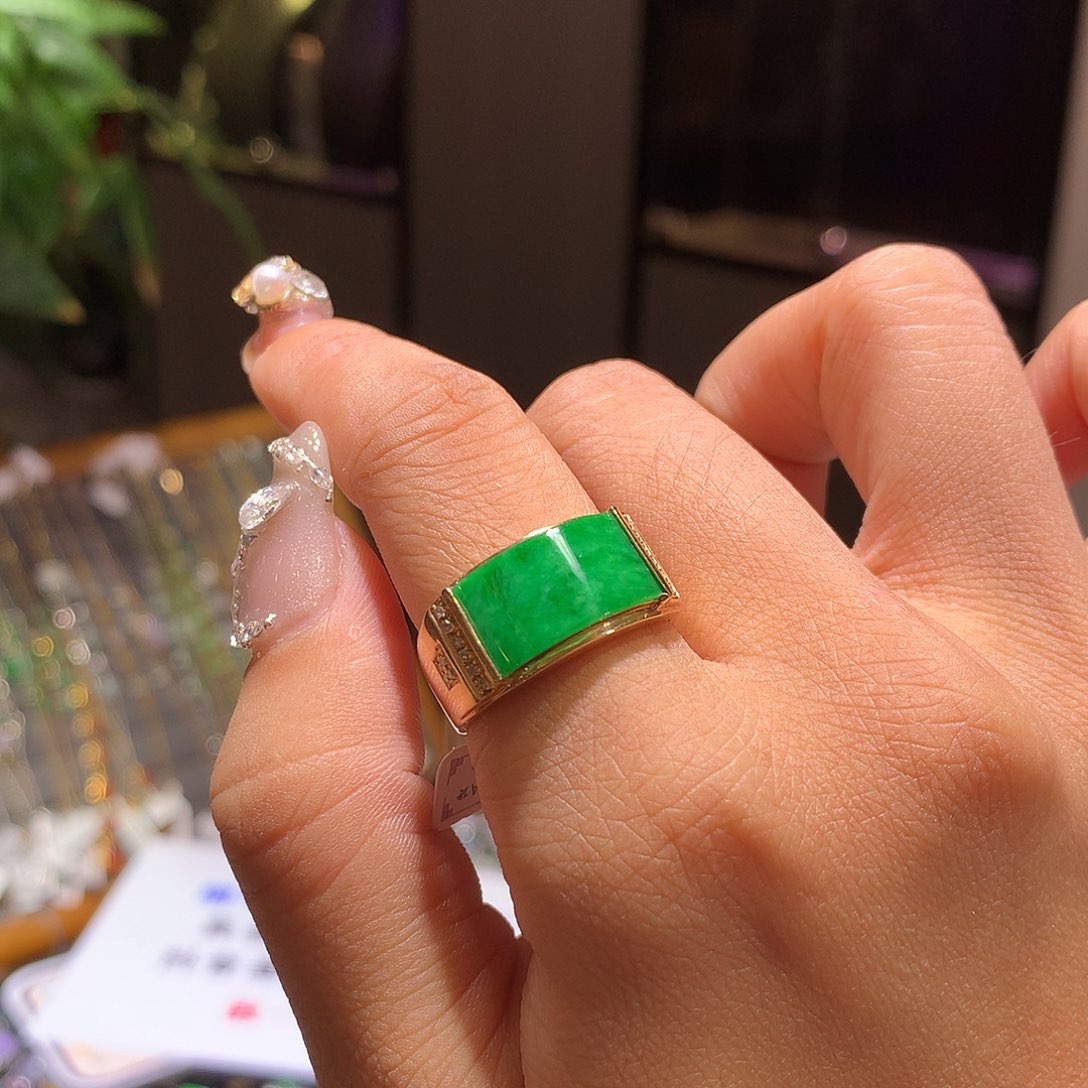 翡翠吊坠(不含链)18K金镶嵌雪**宝