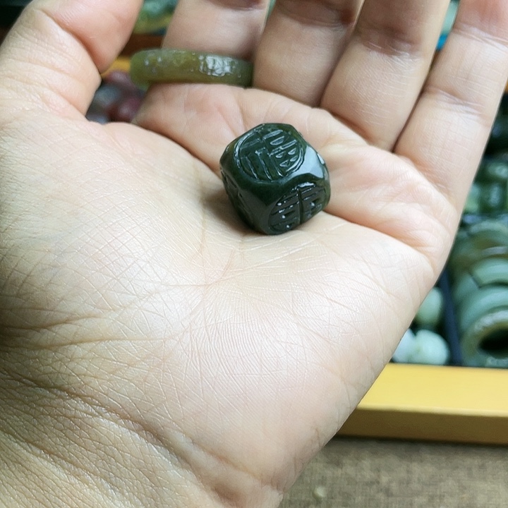 和田玉（糖玉）吊坠未镶嵌剑**痕4
