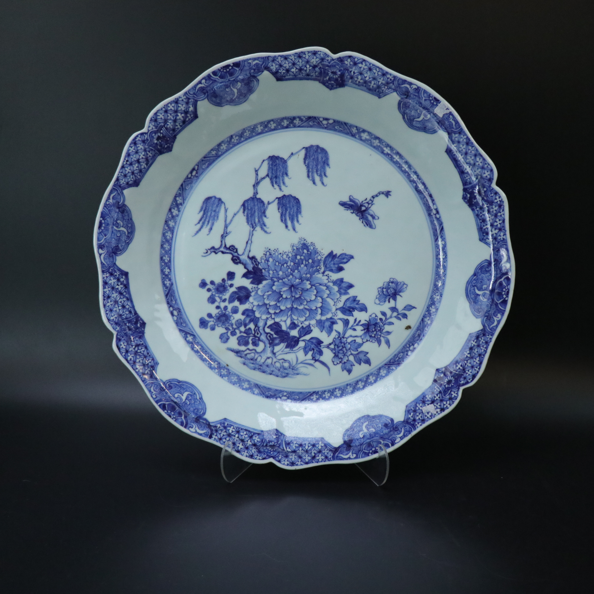 Lot25120916清乾隆青花花卉纹赏盘 直径：约39.5cm