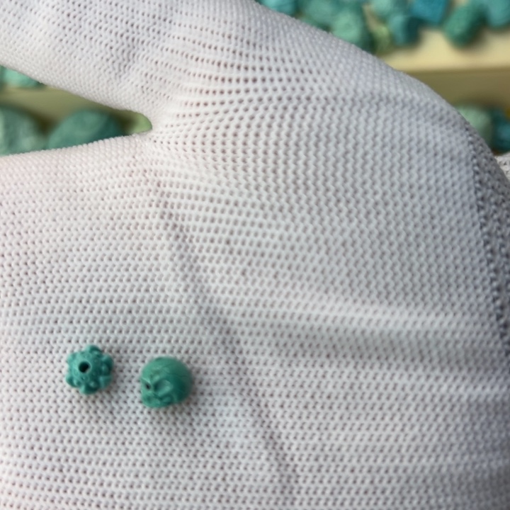 绿松石颈饰未镶嵌尿****了