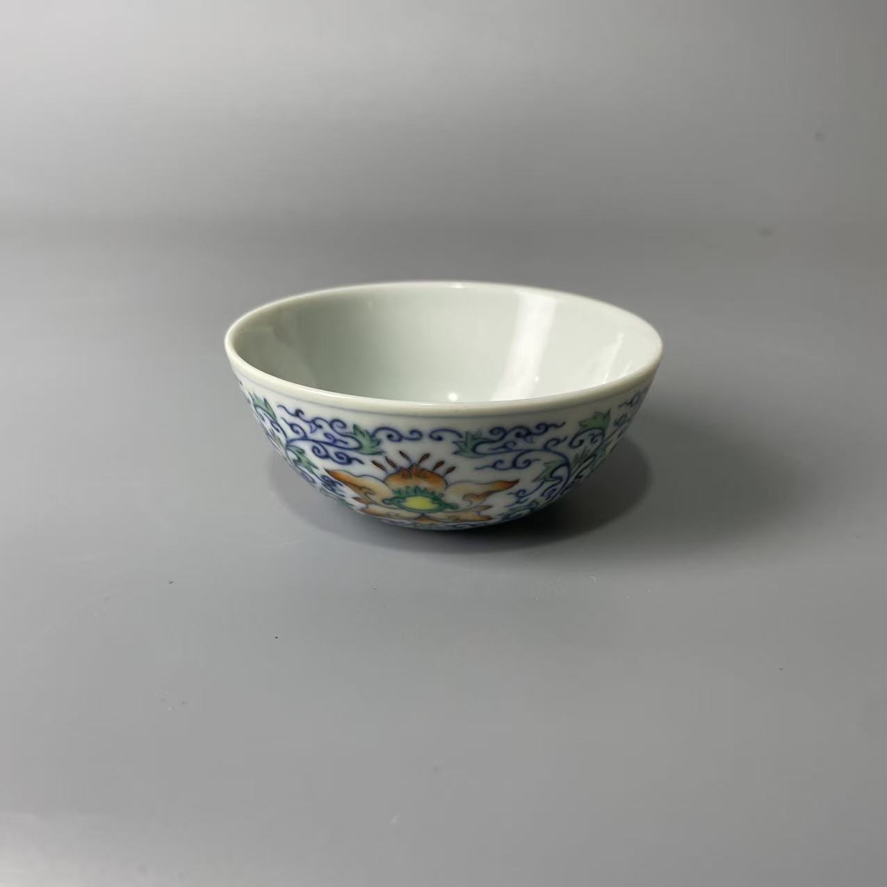 斗彩缠枝花卉杯一个